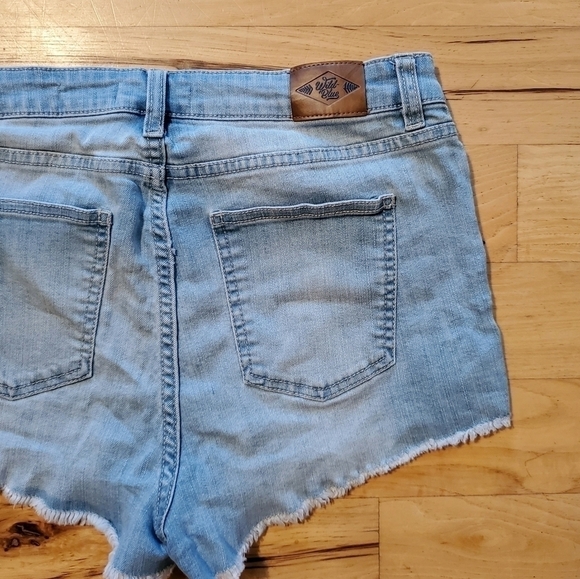 𝅺WILD Blue High Rise Raw Frayed Hem 4 Front Buttons Denim Shorts Size 7 - Picture 3 of 12